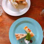 SOL - グリーンのお皿がケーキを引き立てます