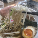 黒船 - 麺は中太縮れ麺。加水高めでもちもち狙いです