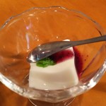 玄海鮨 - デザート  杏仁豆腐 ブルーベリーソース