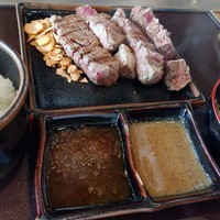 ステーキハウス あづま - タレは和風おろしとごまみそ