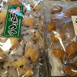 Kofujiya - 名物鬼っ子。塩味大袋と、醤油味の一回り小さい袋。個包装なのでダンナがちまちまと食べるけど、どれだけもつかな～(^^;