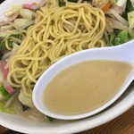 暘谷亭 - スープは豚骨ベースだがアッサリ系