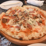 イタリアンバール　コイズミ - きのことベーコンのピッツァ