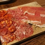 タベルナデエスパーニャフラガンテウーモ - スペイン産生ハムとサラミ盛合せ