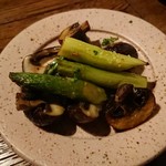 タベルナデエスパーニャフラガンテウーモ - マッシュルームとグリーンアスパラの鉄板焼き