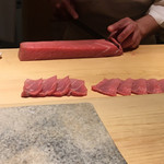 鮨 さいとう - 鮪を捌いていきます