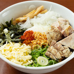 RAMEN 風見鶏 - 自家製醤油ダレと、鶏脂を太麺に絡め、チーズとガーリックチップでパンチを出した具沢山なまぜそばは、イタリアンテイスト。