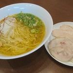 RAMEN 風見鶏 - 厳選された鶏を、8時間じっくり弱火で抱き上げた、あっさりしながらも、鶏の旨味満載。