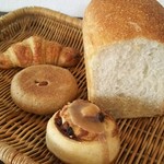 酵母パンとスープのお店 トゥルシー - 山食、シナモンロール、ティーチョコ、クロワッサン