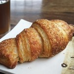 酵母パンとスープのお店 トゥルシー - クロワッサン激旨(麦茶はサービスで頂きました。パンも温めてくれます)
