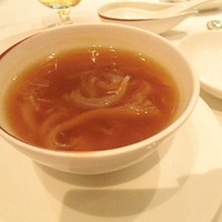 龍天門 - 衣笠茸となまこのふかひれスープ
