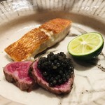 神楽坂 鉄板焼 中むら - 銚子産金目鯛のポアレ　川岸牧場産神戸牛カイノミのタタキ　オシャトラキャビア　酢橘の香り