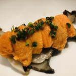 神楽坂 鉄板焼 中むら - アワビの刺身と生ウニ　房州千倉産黒鮑15cm超　かねますの利尻島産生ムラサキウニ