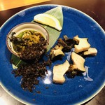 神楽坂 鉄板焼 中むら - アワビ焼き　房州千倉産黒鮑15cm超　アワビの肝　ピエモンテ産黒トリュフ掛け