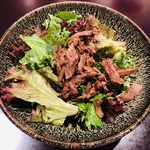 神楽坂 鉄板焼 中むら - 川岸牧場産神戸牛の時雨煮　新鮮野菜のサラダ