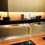 神楽坂 鉄板焼 中むら - インテリア　オープンキッチン