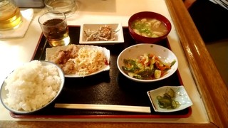 Mako - 夜でもみそ汁とおかず3品の定食 500円