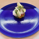 Risutorante Sako - 前菜は深いブルーのお皿にお花のように見目麗しい盛り付け、夏野菜のマリネ、トマトのエスプーマ