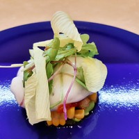 Ristorante 迫 - 黄色いオクラの花びらとトマトの白いエスプーマ、夏野菜のマリネは瑞々しい西瓜入りで爽やか
