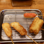 Kushikatsu Dote Uraban - 串揚げ四本（鶏、豚、赤ウィンナー、白ネギ）