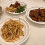 天神モノリス - 揚げ物（フライドポテトと唐揚げ）と枝豆