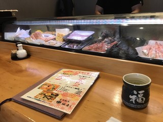 Fukusushi - ネタケースには多くの魚介が・