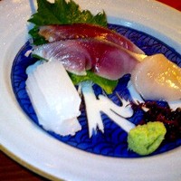 板前心 菊うら - 御造り（烏賊とホタテを一枚食べたあとの写真）