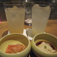やさい家めい 表参道ヒルズ本家 - お通しと桃酒＆柚子酒