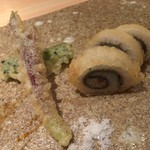 荒木町 きんつぎ - 鱧の天ぷらは大葉と梅が効いてホワホワ