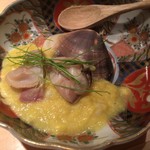 荒木町 きんつぎ - 蛤の出汁を吸い込んだ和風ピューレ 
      すり流しはトウモロコシ。