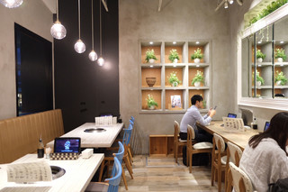 Yakinikugadentamachi - 1階はカフェのような雰囲気