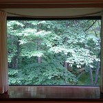 万平ホテル メインダイニングルーム - 窓からの緑