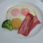 万平ホテル メインダイニングルーム - フライドエッグ＆ベーコン
