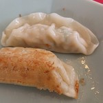 宇都宮みんみん - 水餃子（上）と焼き餃子（下）の比較