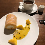 Cafe,Dining&Bar 104.5 - マルタロールケーキとホットコーヒーで1,080円