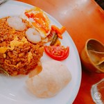 シンガポール海南鶏飯 - ナシゴレン　スープとエビせんべいがアクセント