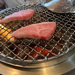 正泰苑 - 塩上カルビ 焼き中