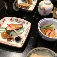 和処 よしの - 旬彩膳は焼き魚もあった。木の芽煮などの付け合わせも付いた