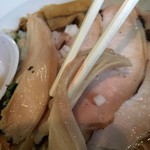 濃麺 海月 - 鶏ﾁｬｰｼｭｰ断面約2㎜