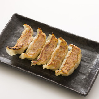 外はカリッと中はジューシー！野菜とお肉たっぷりの「焼餃子」