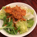 クンメー - サラダビュッフェより 辛いドレッシングも美味しい