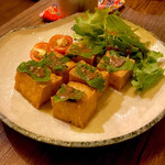 アジアン居酒屋 サバイディー - ＊ベトナム揚げ豆腐（臭いエビだれ）（¥400）