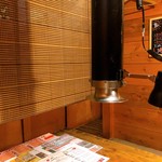 松阪牛炭火焼肉まる良 - すだれがありますので落ち着いた空間でお食事をお楽しみ下さい。