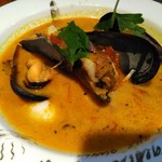 フルール・デ・シャン  - この日の〈魚介スープカレー〉のムール貝のカレー（別途惣菜、ライスのプレートが付きます）
