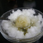 かん袋 - 中のくるみ餅をすくい上げて