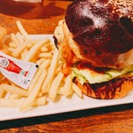 ハングリー ヘブン - ベーコンチーズバーガー¥1400に目玉焼きトッピング¥100。オニポテとドリンクのセット¥370。