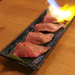 お肉屋 けいすけ 三男坊 - 高森和牛の一口炙り寿司