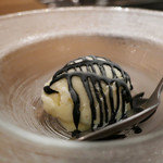 お肉屋 けいすけ 三男坊 - 黒胡麻ソースのバニラアイス