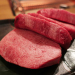 お肉屋 けいすけ 三男坊 - 厚切りタン元の牛タン