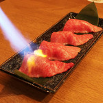 お肉屋 けいすけ 三男坊 - 高森和牛の一口炙り寿司